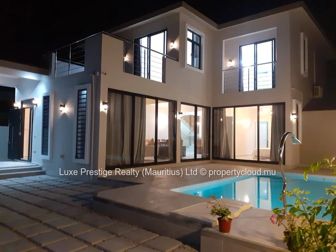 Villa Moderne et Spacieuse de 3 Chambres avec Piscine à Trou aux Biches