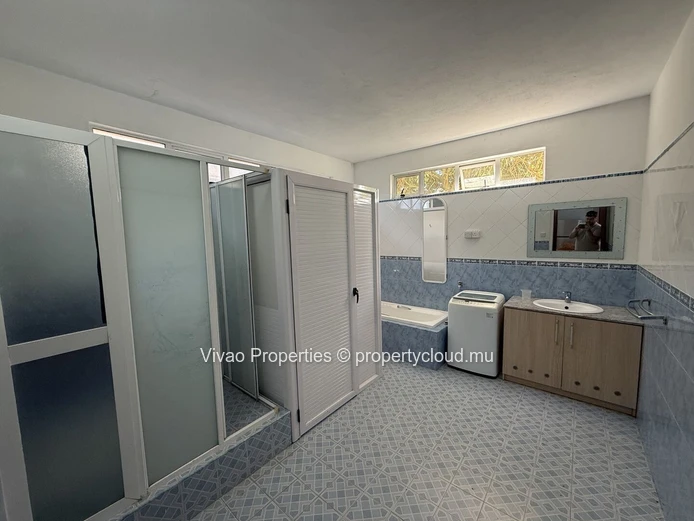Appartement moderne meublé de 3 chambres au cœur de Flacq avec des espaces de vie spacieux - Rs 22,000 pm