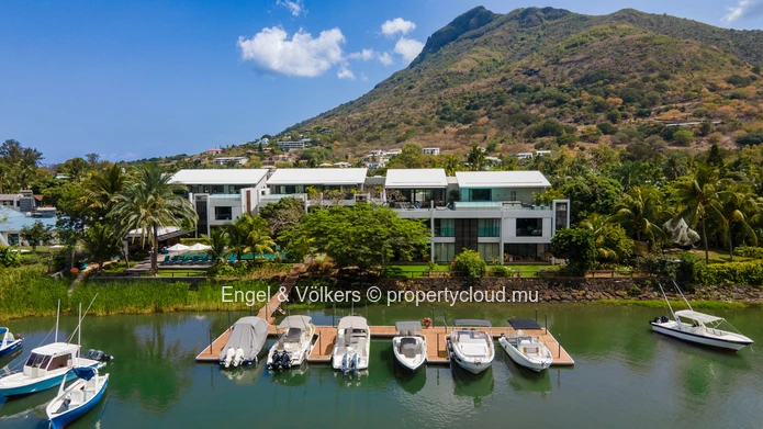 Elegant Waterfront Living with Boat & Skipper Access