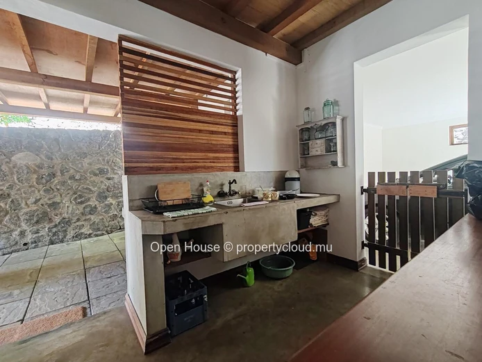 MAURITIAN VILLA for sale in Tamarin, Black River. 390m², 4 bedrooms, private pool, equipped kitchen, garden. 
