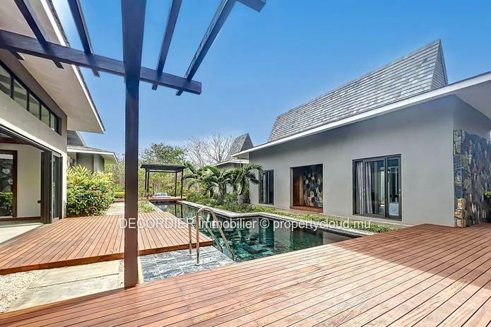 Contemporary villa located in a secure residence