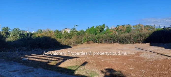 Terrain résidentiel dans un quartier calme – 8 perches