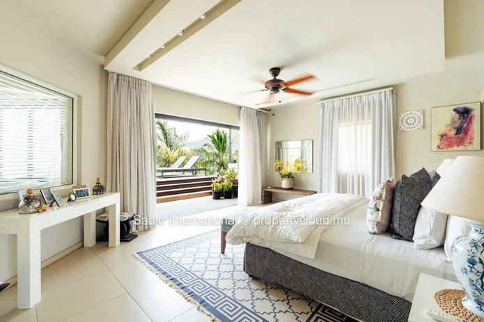 Luxurious Beachfront RES Apartment in Rivière Noire with stunning views and modern amenities. 4 bedrooms, sea access,...