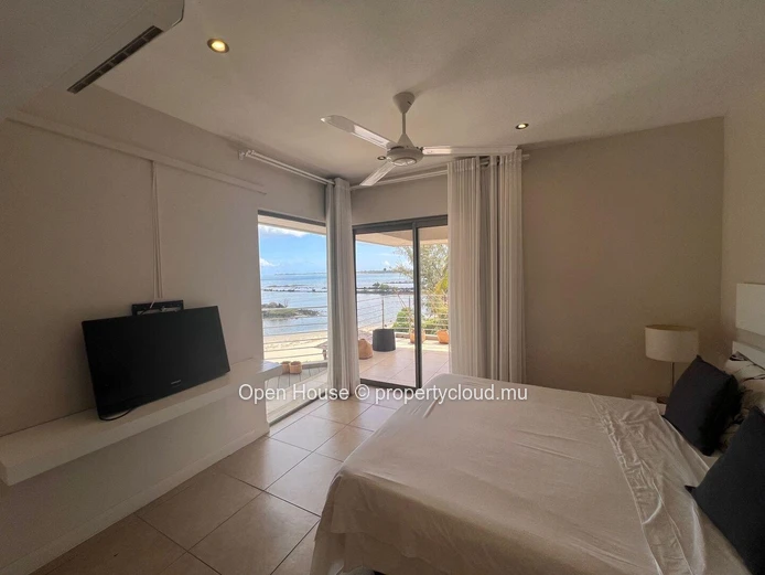 Penthouse pieds dans l'eau, vue panoramique sur la mer et la plage de trou aux biches, 3 chambres en suite. Piscine.