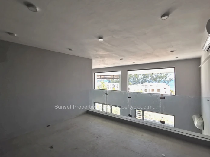 Penthouse with breathtaking views of the lagoon. Located only 100m from the beach
