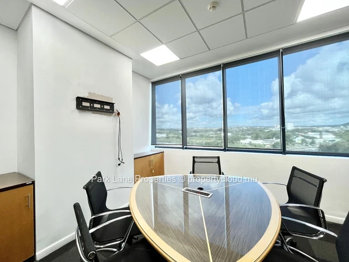 Bureau meublé de 998 m² prêt à être occupé à Ebene