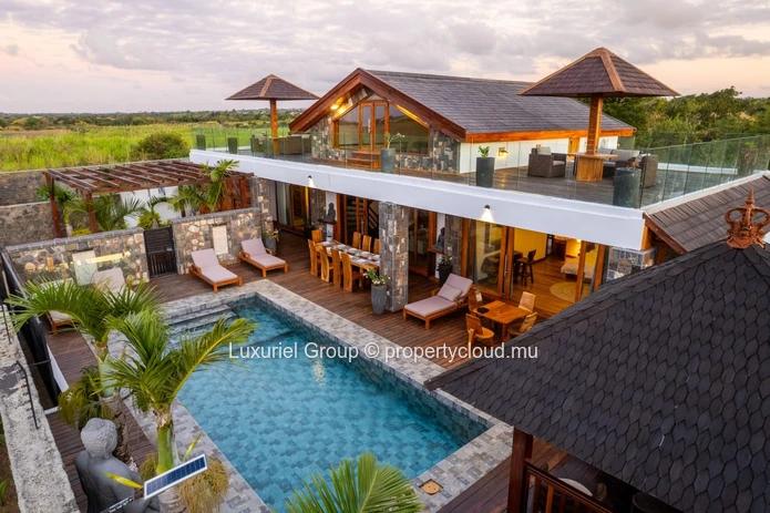 Magnifique Villa Balinaise de 4 Chambres en Suite