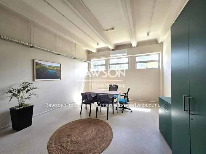 Bureau De 17,6 M² | Location Tout Compris | Mobilier | Nombreuses Installations Et Services | Solitude