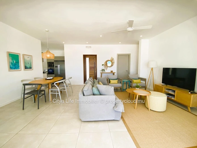 "Penthouse R+2 à vendre à Poste Lafayette, 226m², 3 chambres, piscine commune, Prix Rs 35M. À voir rapidement!"