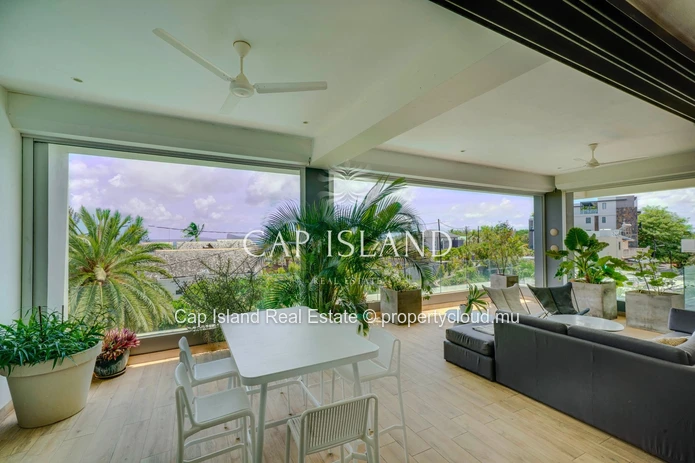 Exceptional penthouse with sea view in secure residence