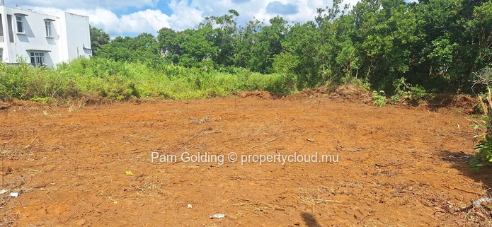 Compact Residential Plot for Sale in Plaines de L’Hermitage – Ideal for Modern Living