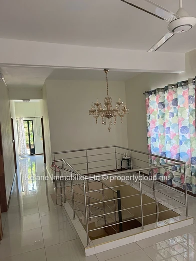 Maison Familiale de 4 Chambres avec Garage et CCTV à Beau Vallon – Rs 4,8M