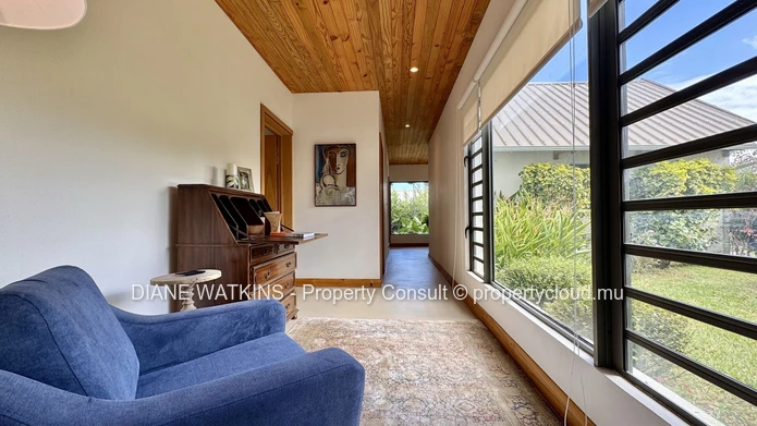Villa de Luxe avec Vue sur La Tourelle à Vendre à Rivière Noire