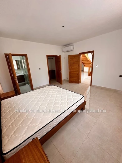 For Sale – Elegant 4-Bedroom Villa, East Coast – Bayfront, Private Estate