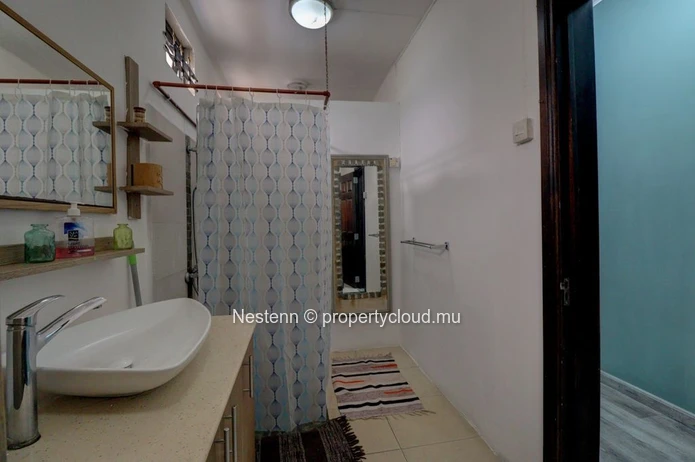 Charmante maison au rez-de-chaussée avec espace jardin – Proche du pont SAJ