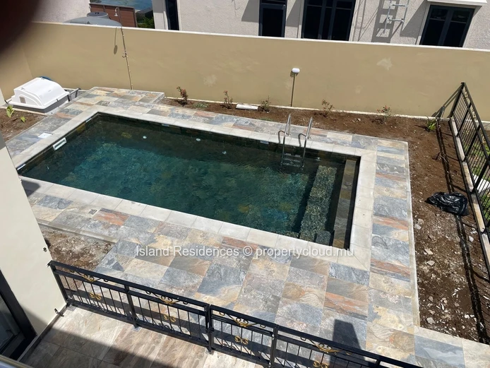 Pereybere - Maison moderne sur un terrain de 800 metrès carrés avec piscine dans un quartier paisible