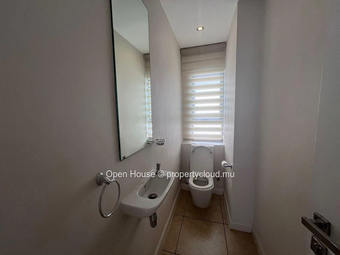 Penthouse pieds dans l'eau, vue panoramique sur la mer et la plage de trou aux biches, 3 chambres en suite. Piscine.