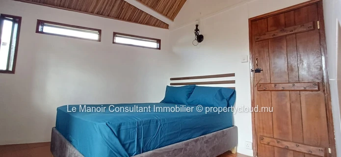 Ideal house for remote work with office, private pool, close to beach, shops and public transport.