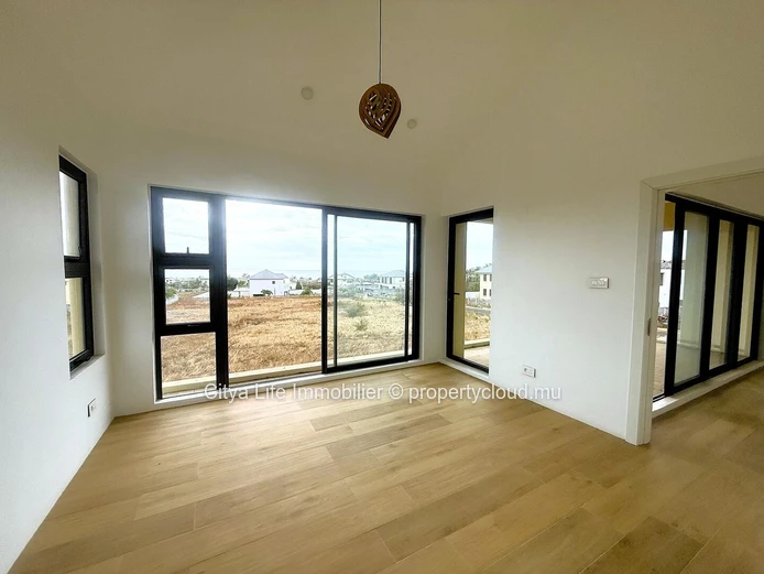 Modern 4-Bedroom Home for Sale – American Floor Plan | 400m² Built | 649m² Land