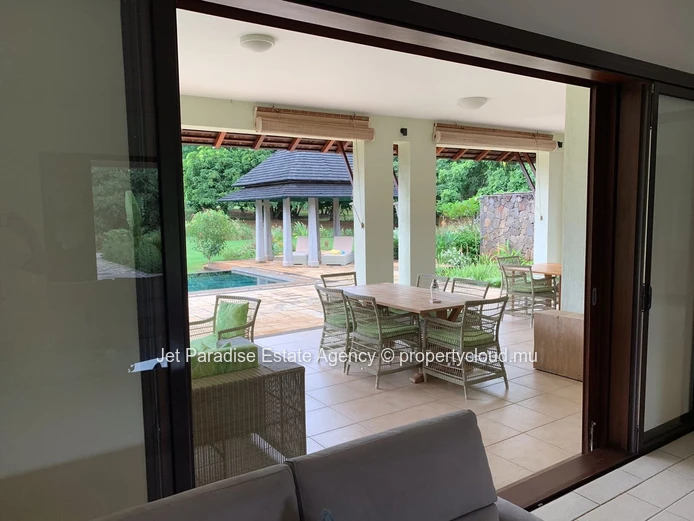 Villa moderne élégante avec vue montagne, piscine et grand terrain