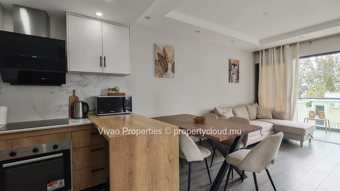 Appartement meublé à louer à Flic en Flac, 73m², 3 chambres, piscine commune, proche des écoles et commerces. Rs 50 000.