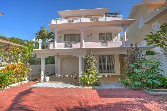 Charming 4-bedroom house in second row 