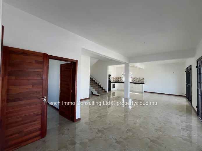 Villa neuve en vente locale, 5 chambres, piscine