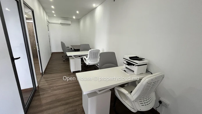 Bureau(x) à louer à Pereybere, 34m², accessible aux étrangers, proche des commerces, climatisé, Rs 40 000.