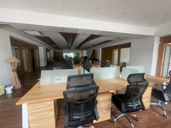 Big Office of 392 Square Meters