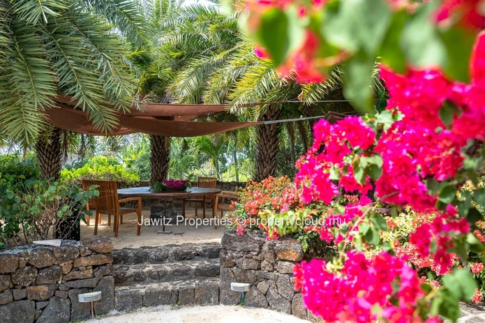 A Grand Sanctuary of Luxury: Expansive 5-Bedroom Villa with Stunning Views & Serene Privacy