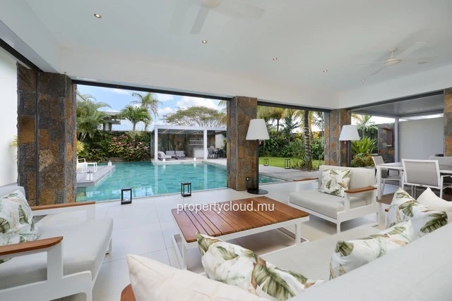 A vendre villa de 4 chambres en suite + bureau de 414,20 m2 sur un terrain de 1 065 m2 accessible aux etrangers à Gra...
