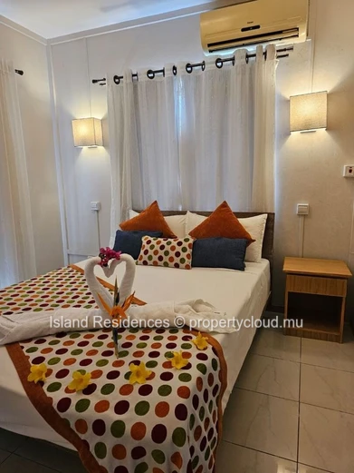 "Charming G+2 Home in Péreybère with 2 Parking Spaces and Fenced Yard - Only Rs 7.3M!"