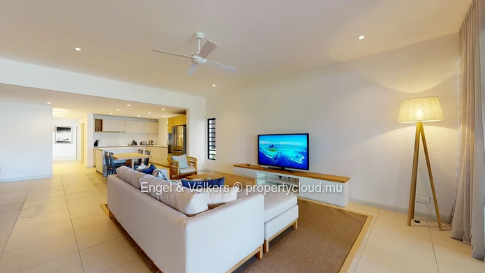 Elegant Waterfront Living with Boat & Skipper Access