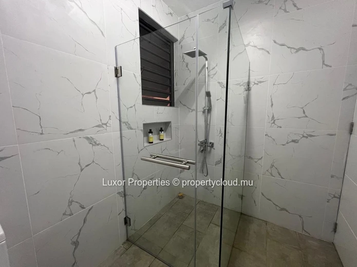 À Louer | Spacieux Appartement Sécurisé De 3 Chambres À Albion