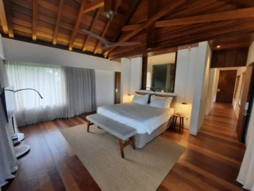 5 Bedroom Villa