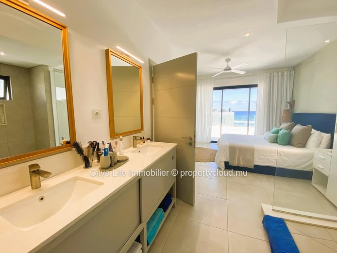 "Penthouse R+2 à vendre à Poste Lafayette, 226m², 3 chambres, piscine commune, Prix Rs 35M. À voir rapidement!"
