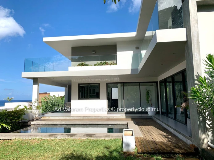 Maison à vendre à Rivière Noire - Black River, 300m² habitables, terrain 1.350m², piscine privée, proche écoles, clin...