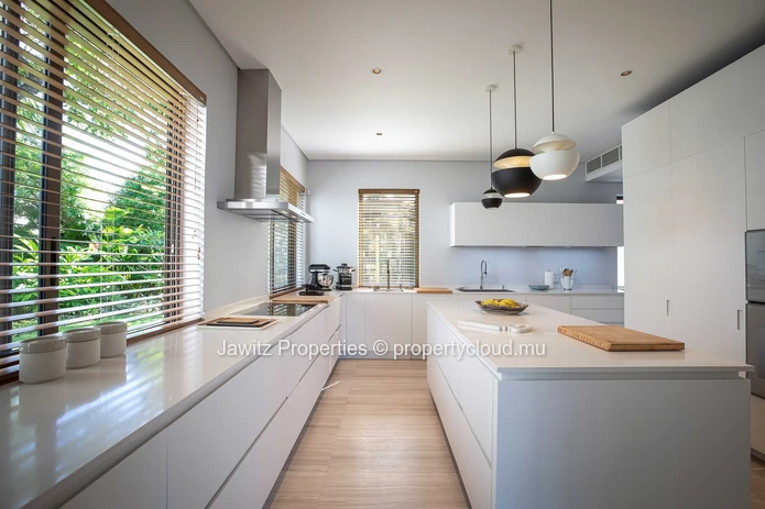 Exceptional villa ideally located in the Solaia neighbourhood with view of the lagoon