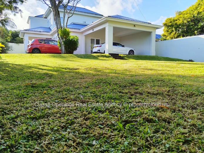 For sale  a beautiful house of 4 bedroom situated at Floreal.