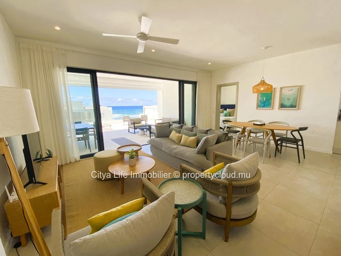 "Penthouse R+2 à vendre à Poste Lafayette, 226m², 3 chambres, piscine commune, Prix Rs 35M. À voir rapidement!"