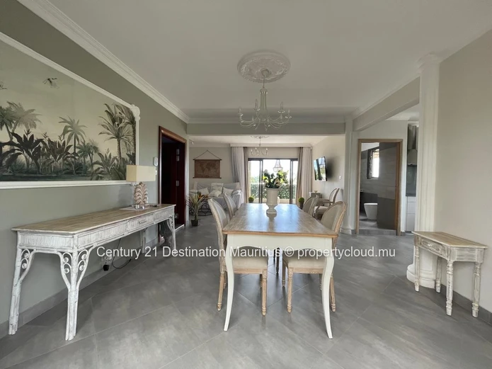 Exceptional Duplex Penthouse: 259 m² Just 200m from the Beach