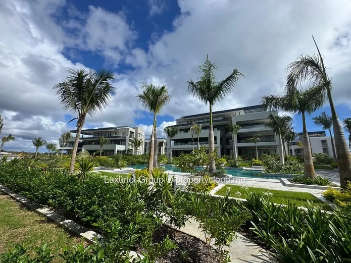 Modern Ground-Floor Apartment with Large Veranda and Pool