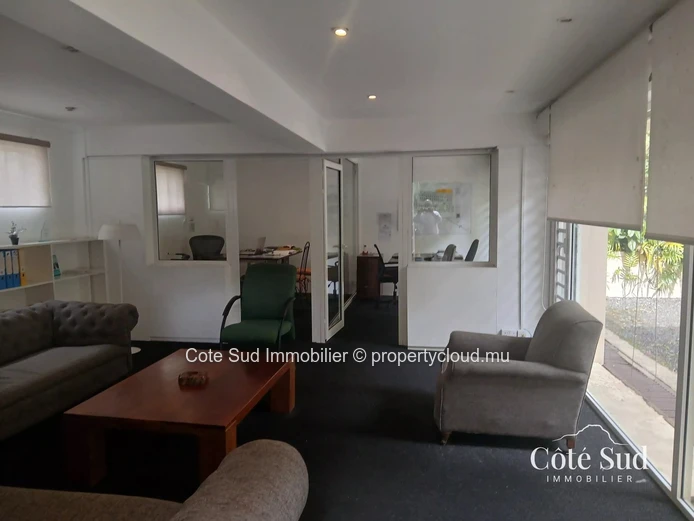 Spacious 400 m² offices in Floréal – 8 modern rooms