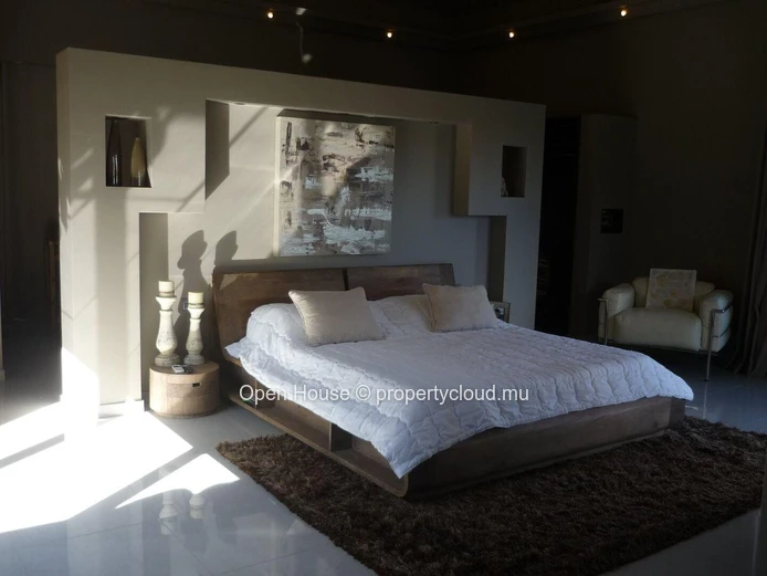 Villa de grand standing d'architecte, 5 chambres, 2 Masters, 4 SDB, piscine 20m, double garage.