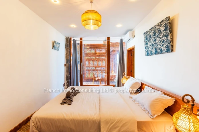 Superbe villa style chalet, 4 chambres en suites, piscine et jardin a grand baie chemin 20 pieds