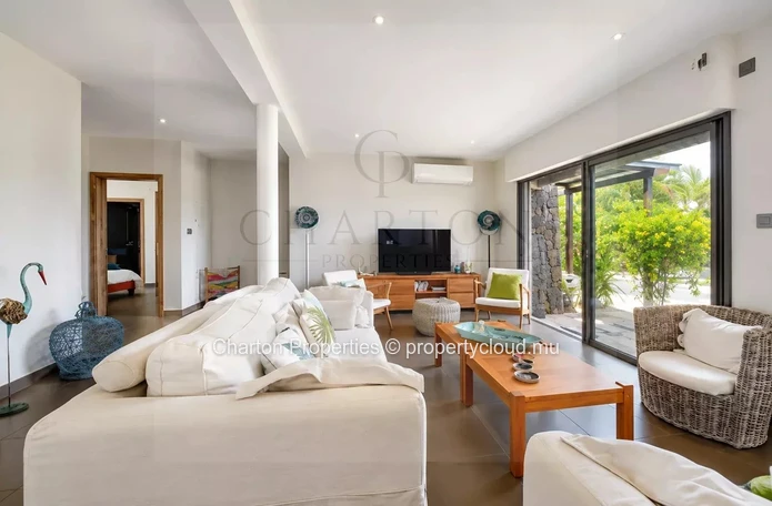 3 bedroom villa with private pool in a privileged residential environment