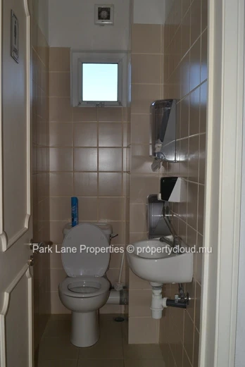 Espace de bureau de 220 m2 au 6eme étage à Belle Rose avec vue dégagée et accessibilité