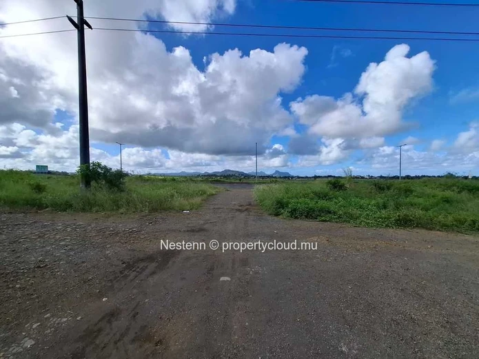 Terrain de 92604 m² avec vue montagne.