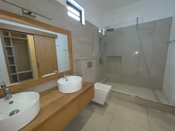 5 Bedroom Villa