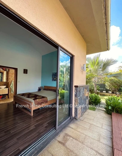 Belle villa de 4 chambres, 305 M2 hab sur 685 M2 de jardin tropical, accessible aux étrangers 